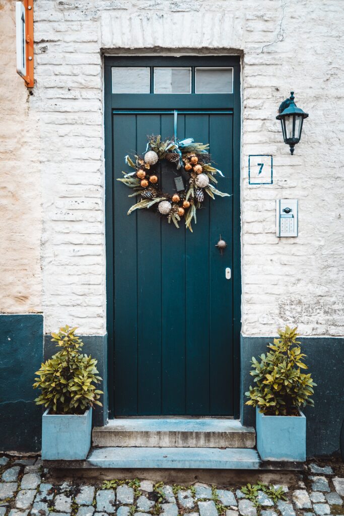 une image avec des couronnes sur la porte d'entrée
