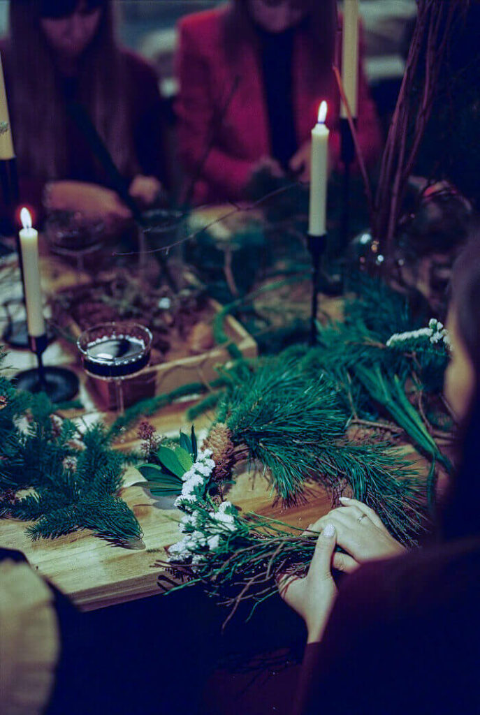 fabrication des couronnes du solstice d'hiver
