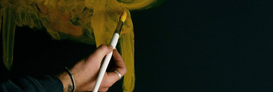 Comment nettoyer les peintures à l'huile - Guide étape par étape sur fond noir