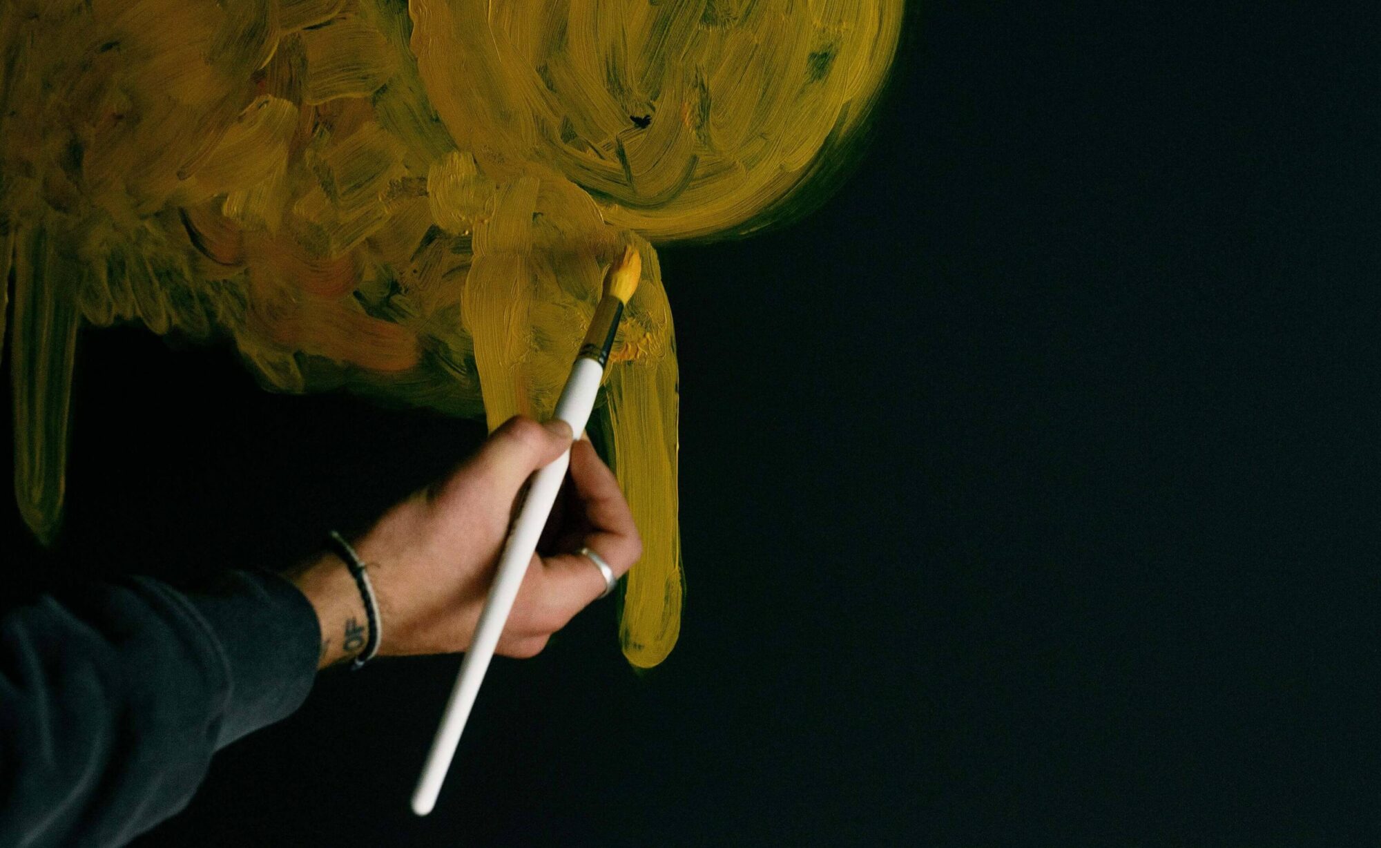 Comment nettoyer les peintures à l'huile - Guide étape par étape sur fond noir