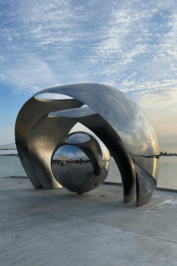 Art mural en métal dans une image non figurative