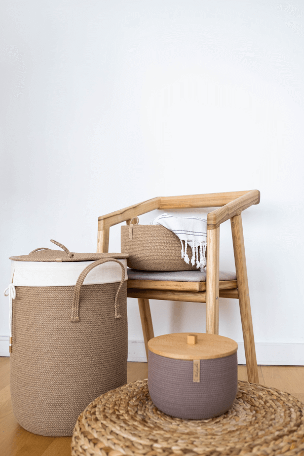 Paniers de rangement en rotin et chaise en bois
