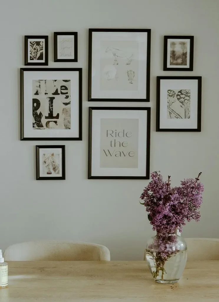 Galerie murale de posters dans la salle à manger