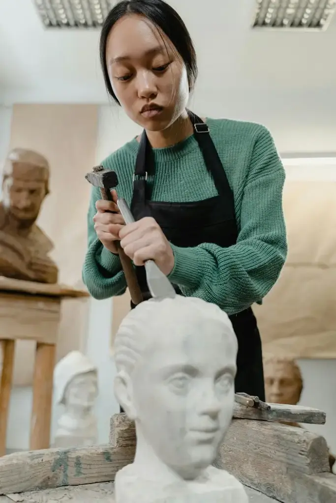 artist-carving-an-in-the-round-sculpture