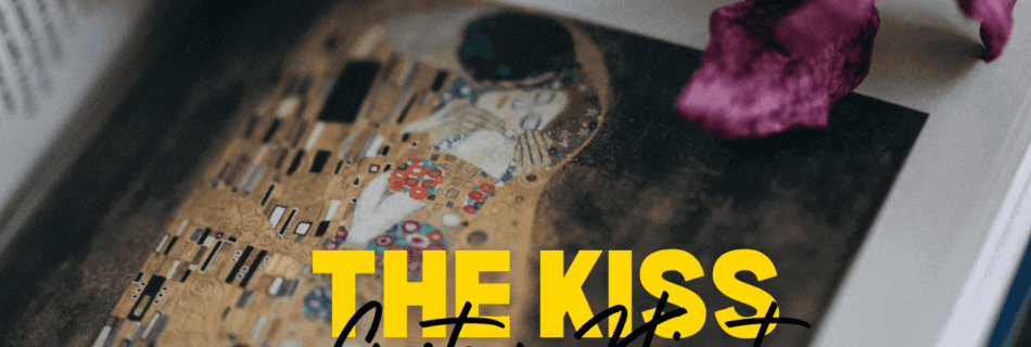 Der Kuss“ erschien in einem aufgeschlagenen Kunstbuch mit goldenen Mustern und floralen Motiven, einer violetten Blume auf der Seite und der Überschrift ‚GUSTAV KLIMT Der Kuss‘. Der Kuss“ erschien in einem aufgeschlagenen Kunstbuch mit goldenen Mustern und floralen Motiven, einer violetten Blume auf der Seite und der Überschrift ‚GUSTAV KLIMT Der Kuss‘.
