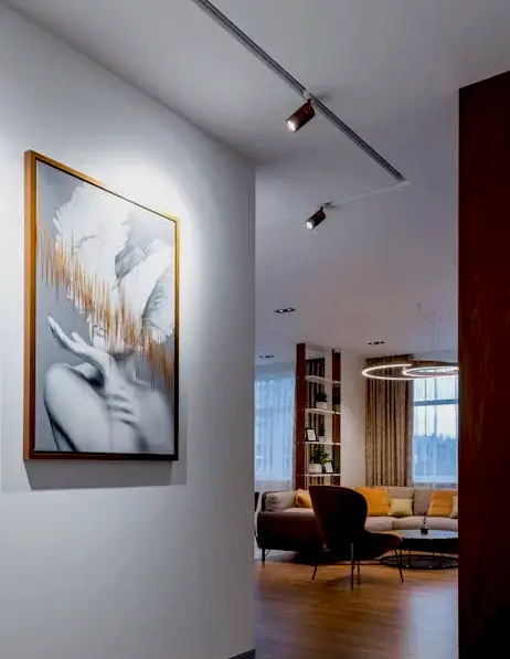 Kunst-im-Innenraum-Gestaltung-mit-Akzent-Beleuchtung